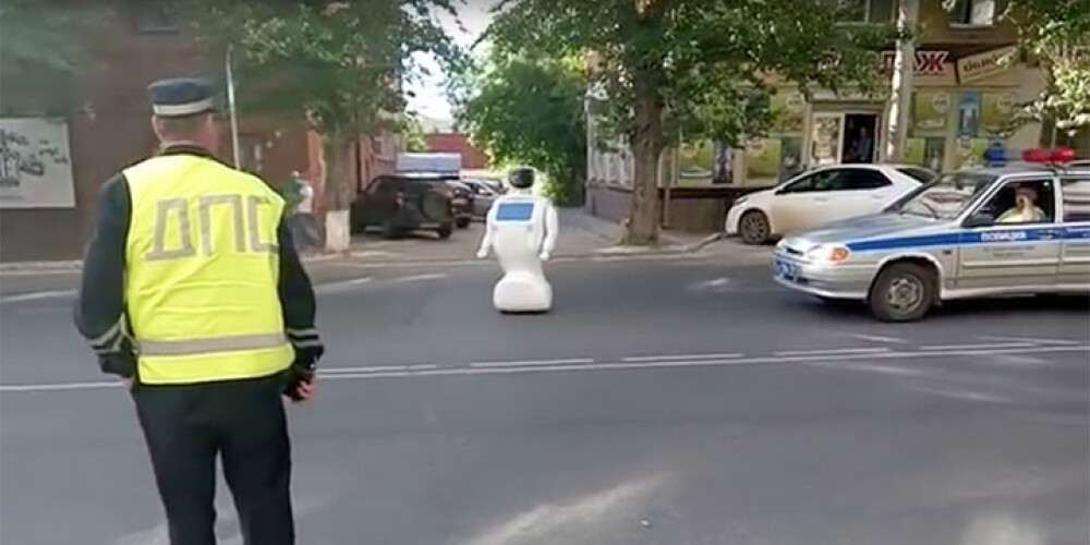 Brīvībā izkļuvis robots Krievijas pilsētā izraisa satiksmes sastrēgumu. VIDEO