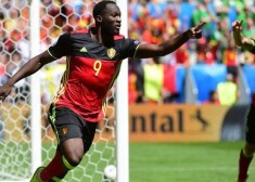 Romels Lukaku pārliecinošajā beļģu uzvarā izcēlās ar diviem vārtu guvumiem.