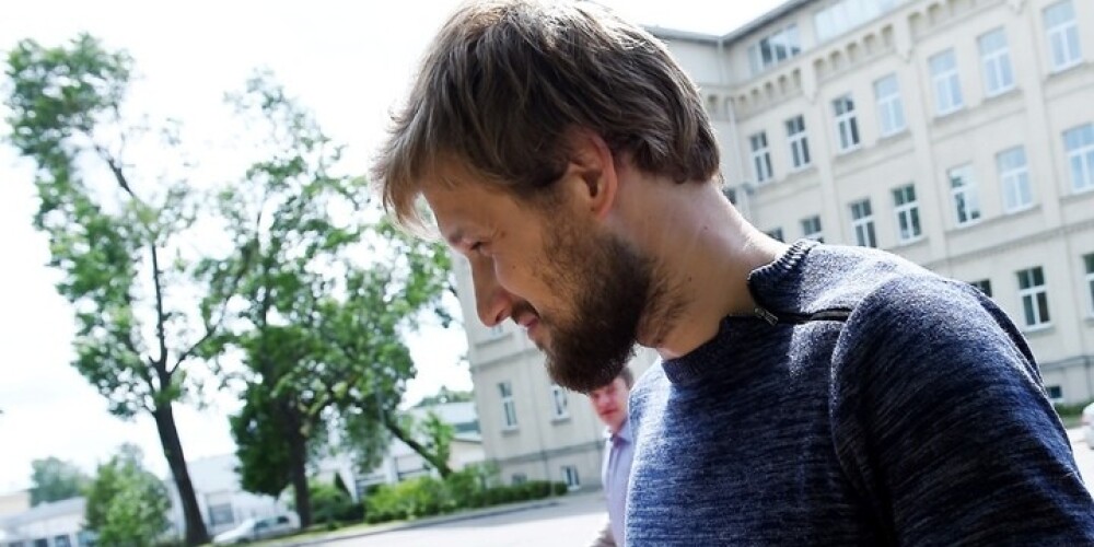 Tiesa lemj nepaturēt apcietinājumā Rīgas domes amatpersonu Brožu