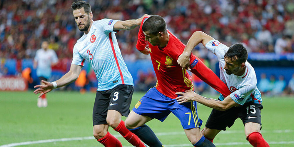 Eiropas futbola čempione Spānija ar dominējošu sniegumu pārspēj Turciju un nodrošina vietu astotdaļfinālā