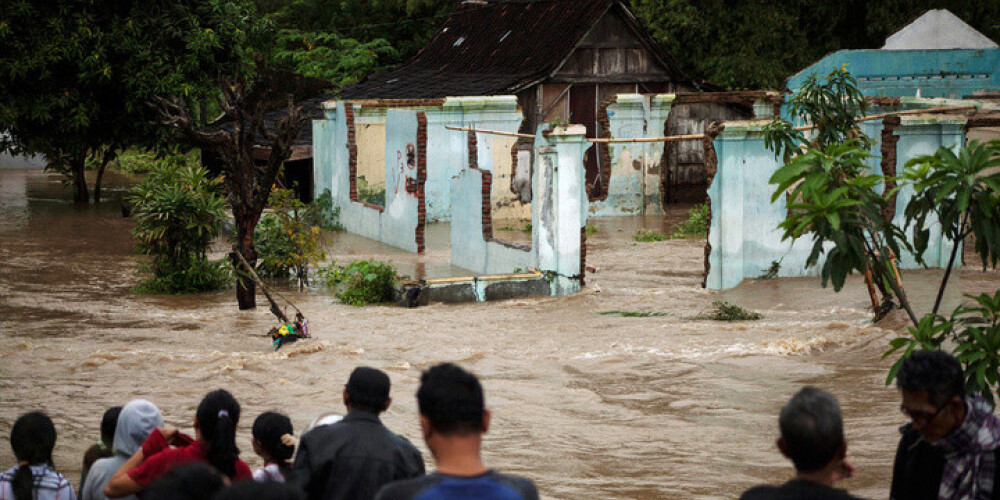 Plūdos Indonēzijā gājuši bojā 35 cilvēki