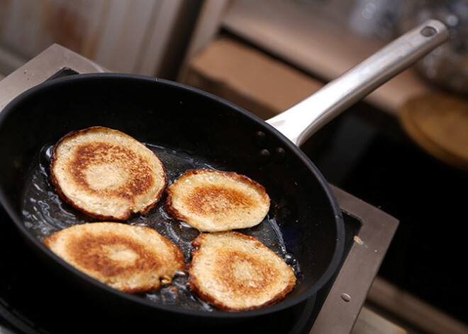 Pusdienu gatavošana vīrietim beidzas ar piedegušu ēdienu un hospitalizēšanu