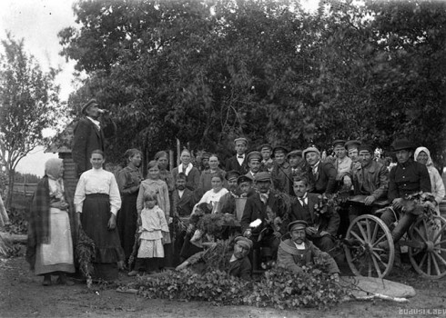 Pirms simts gadiem Līgo svētki latviešiem nebija priecīgi – jau otro gadu ritēja 1. pasaules karš. Tomēr latviešu strēlnieki atrada brīdi, lai kaujas starplaikos nosvinētu vasaras saulgriežus. Strēlnieku orķestris pat atbrauca uz Rīgu, lai uzspēlētu kara nomocītajiem rīdziniekiem.