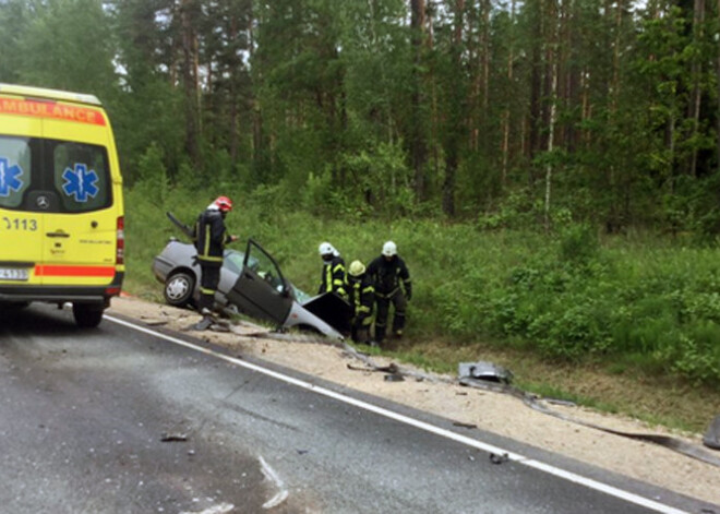 Traģiska avārija uz autoceļa Ulbroka-Tīnūži, bojā gājusi sieviete