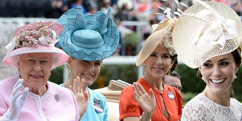 Hercogiene Ketrīna, princese Mērija un citas dāmas izrāda savas krāšņās cepures. FOTO