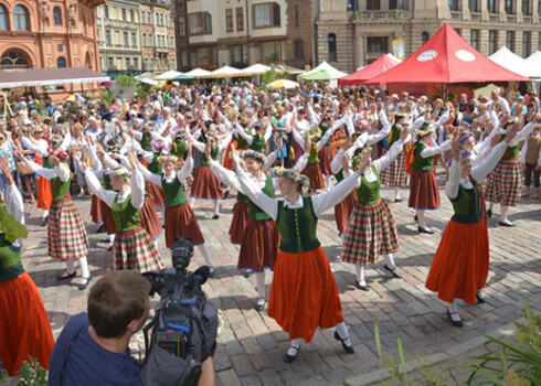 Krāšņus deju rakstus uz tirgus laukuma estrādes veidos Tautas deju ansambļi „Dzīpars”, „Vija” un „Sidrabi”.