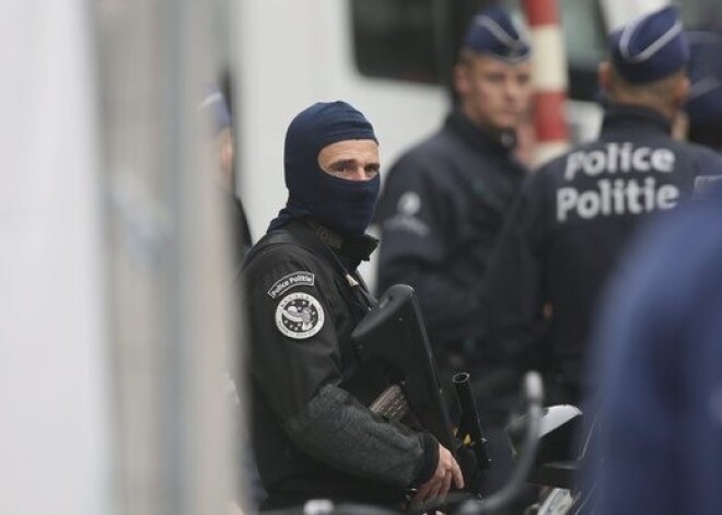 Brisele atkal terorisma bailēs. Aizdomas par spridzinātāju tirdzniecības centrā. FOTO