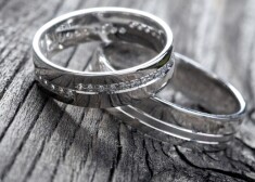 Laulības gredzens tiks nēsāt visu atlikušo mūžu, tāpēc tā izvēlei ir jāatlicina pietiekoši daudz laika. Svarīgākais gredzenu izvēlē ir metāls - tā stils un ilgmūžība.