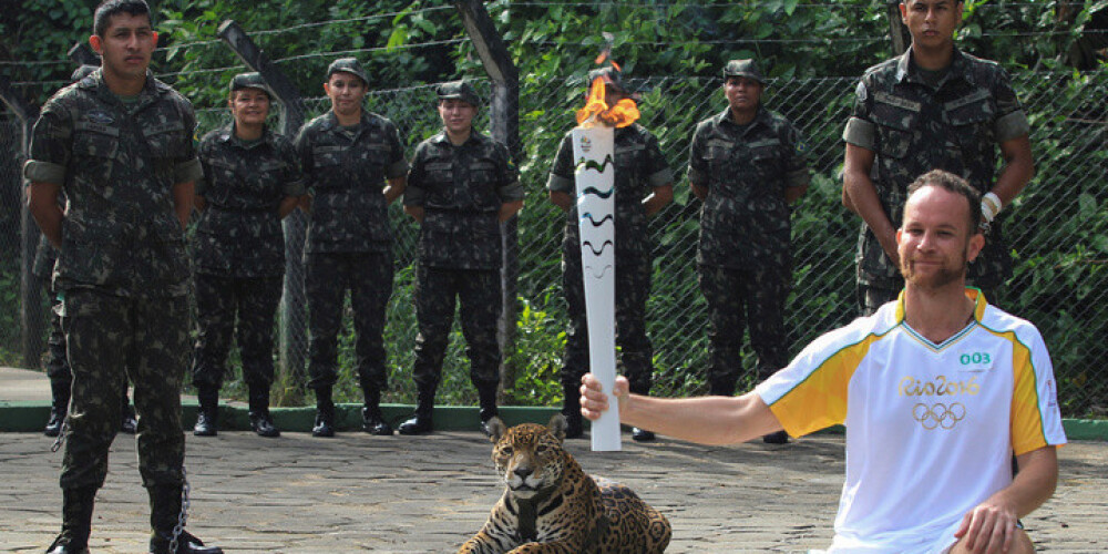Nošauj jaguāru Žumu, kurš piedalījās olimpiskās lāpas stafetes ceremonijā