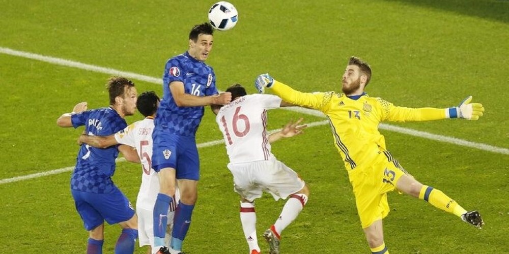 Spānijas futbolisti zaudē Horvātijai un jau astotdaļfinālā sacentīsies ar Itāliju
