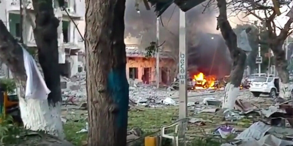 "Viņi šauj uz visiem, ko var saskatīt," teroristi uzbrūk viesnīcai Somālijā. VIDEO