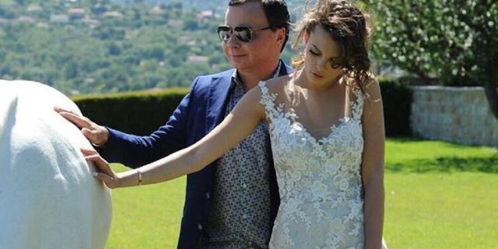 В сети появились снимки со свадьбы 18-летней модели и 55-летнего бывшего топ-менеджера «Лукойла»