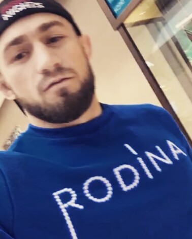 Брат Курбана в майке с надписью Rodina