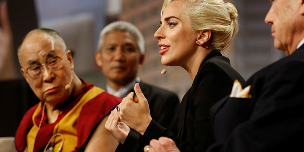 "Lady Gaga" nofotografējas ar Dalailamu un pamatīgi sanikno savus fanus Ķīnā