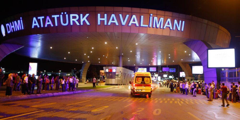 Trīs pašnāvnieki uzspridzinās lidostā Turcijā - 41 mirušais un pusotrs simts ievainotu cilvēku. FOTO