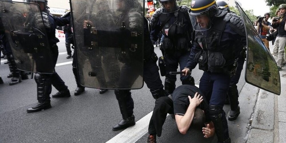Parīzē kārtējie protesti pret darba tirgus reformām pāraug sadursmēs ar policiju