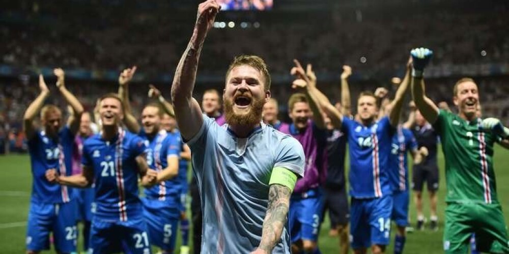 Viens par visiem un visi par vienu! Ar futbola izlases kapteini Aronu Gunnarsonu priekšgalā.