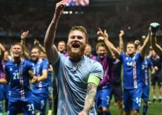 Skudriņas pa visu ķermeni! Islandes futbolisti kopā ar faniem atzīmē neticamo uzvaru. VIDEO