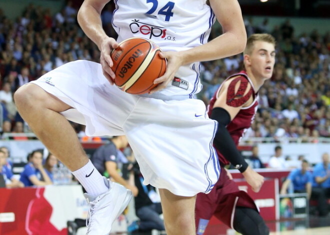 Čehijas un Serbijas basketbolisti pirms olimpiskā kvalifikācijas turnīra izcīna pārliecinošas uzvaras