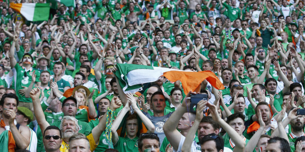 Īrijas futbola līdzjutēji par savu uzvedību saņems medaļu no Parīzes mērijas