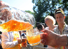 Nosaukumi daudziem aliem latviski, taču tos ne vienmēr darina šepat. Ļoti bieži Latvijas alus brūvēts, piemēram, Lietuvā, jo vietējiem nepietiek jaudas.