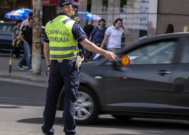 Drausmīgs sestdienas rīts Serbijas kafejnīcā: vīrietis nošauj savu sievu un vēl 4 cilvēkus; 20 ievainoti