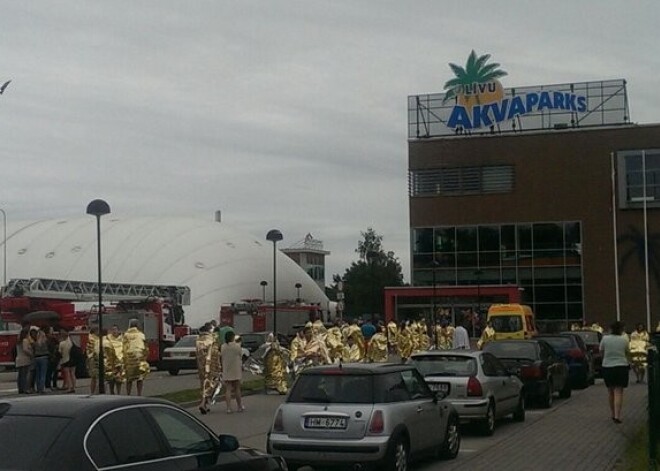 Ārkārtas situācija "Līvu akvaparkā". Puspliki cilvēki izdzīti uz ielas