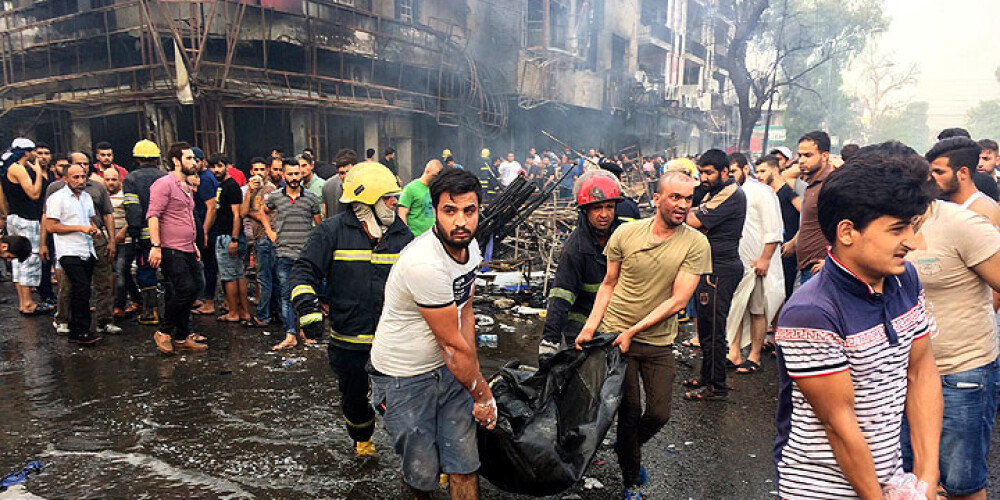 Sprādzienos Bagdādes tirdzniecības rajonā nogalināti 125 cilvēki. FOTO
