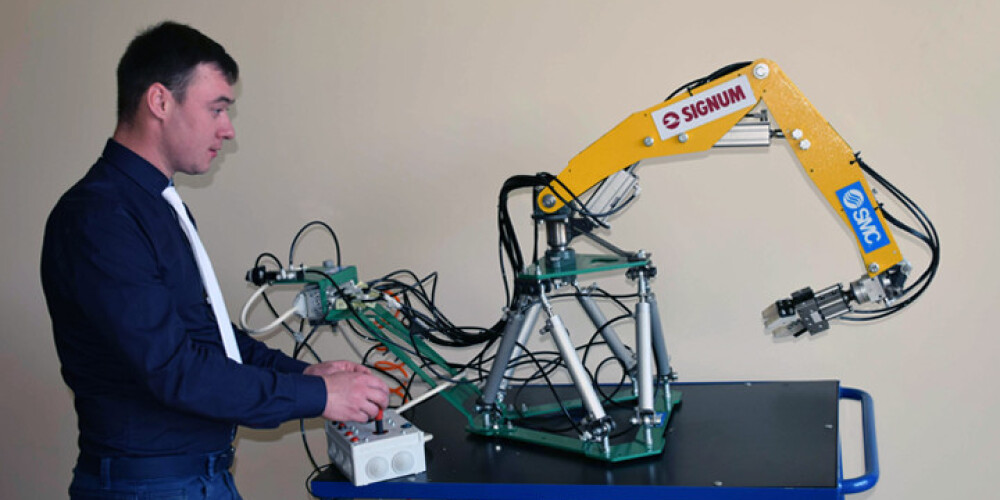Students rada unikālu ar pulti vadāmu robotu