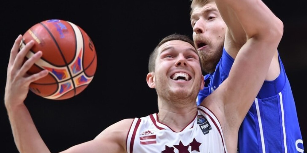 Latvijas basketbolisti sīvā cīņā pieveic Čehiju un izcīna skaistu uzvaru ceļā uz Rio
