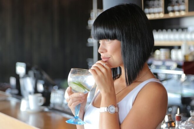 Джин с тоником – для Саманты Тины коктейль номер один