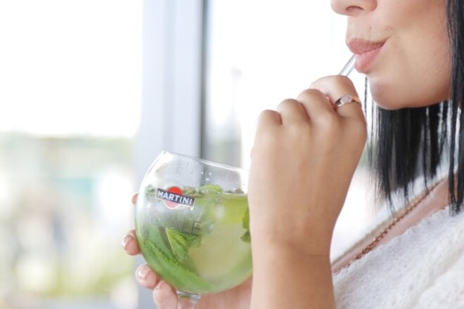 Коктейль Royale Bianco от Martini Саманте Тине показался слишком сладким. Певица также призналась, что обычно предпочитает не игристые напитки