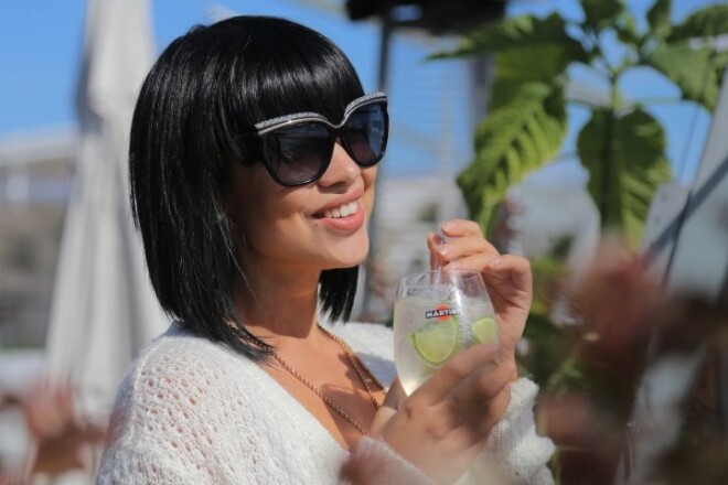 Martini с тоником нравится Саманте Тине. По ее мнению, это отличный коктейль для того, чтобы охладиться и освежиться в горячий летний день