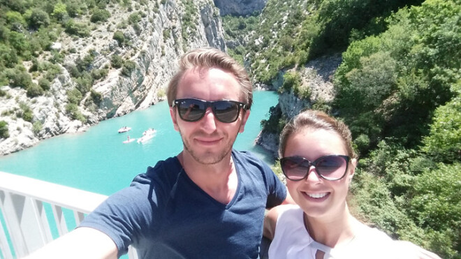 Andris Reizenbergs ar sievu Gintu Francijas dienvidos.