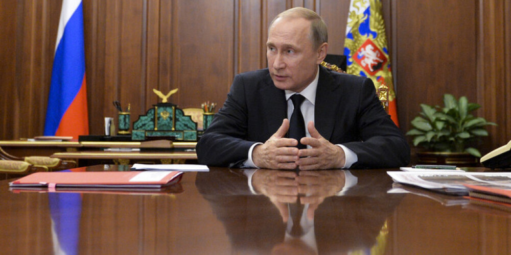 Vladimirs Putins paraksta tā dēvēto "Lielā brāļa" jeb pretrunīgi vērtēto pretterorisma likumu