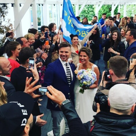 Молодожены сияли от счастья