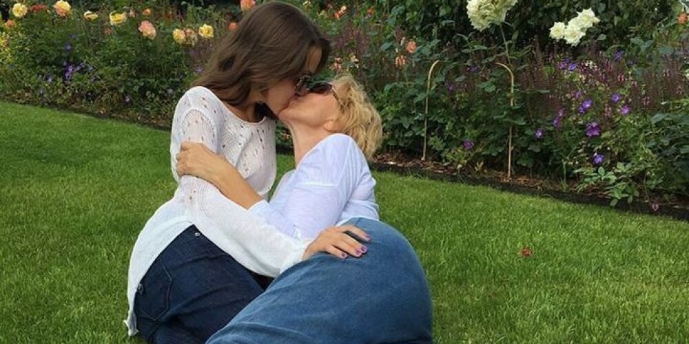 Любовь Успенская возмутила соцсети поцелуем с дочерью