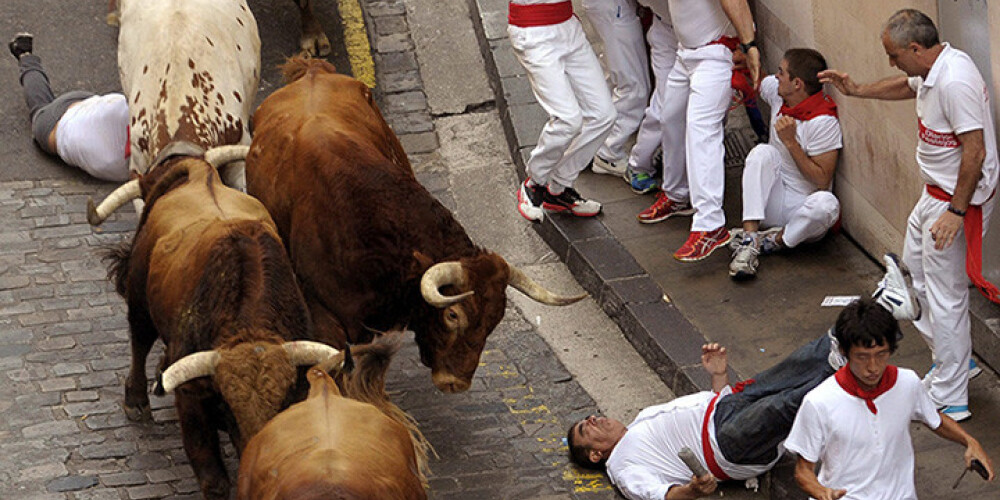 Pamplonas festivāla ceturtā skrējiena laikā vērsis vīrietim pārdur kaklu. FOTO