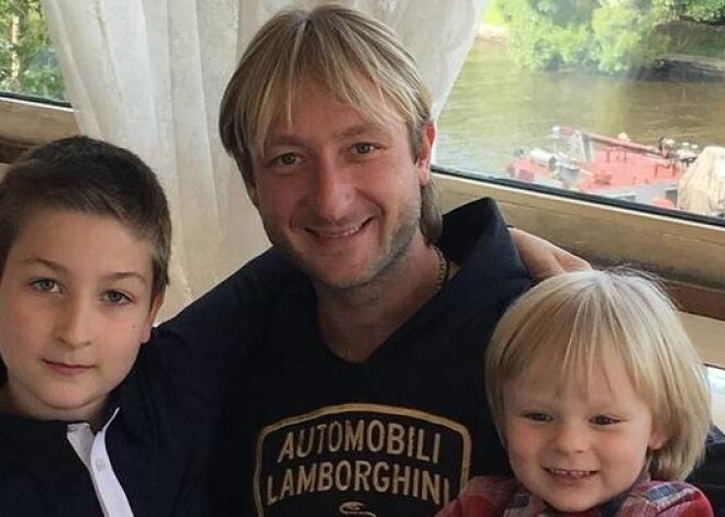 Евгений Плющенко познакомил сыновей от разных браков