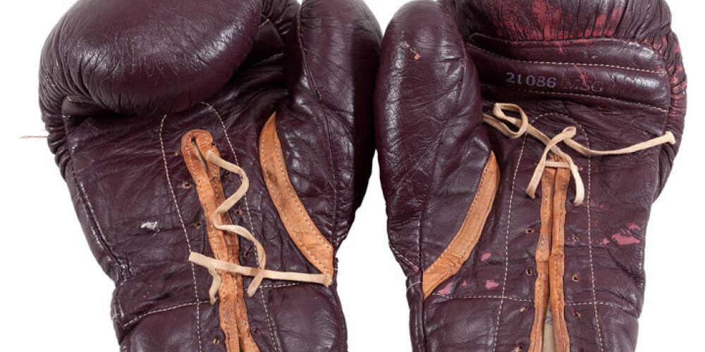 Muhameda Ali boksa cimdus no "Gadsimta cīņas" izsolē var pārdot par miljonu dolāru