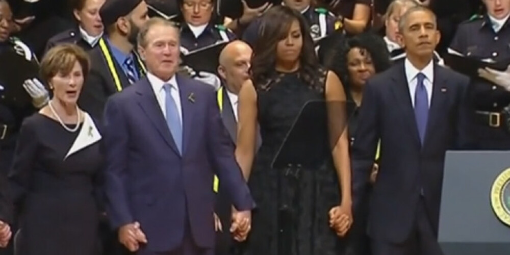 Pasauli pārsteidz Džordža Buša jestrais dancis sēru ceremonijā. VIDEO