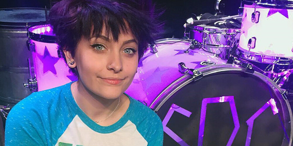 18-летняя дочь Майкла Джексона покрасила волосы в фиолетовый цвет