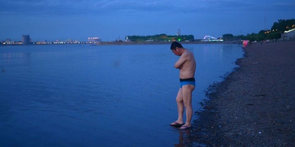 Alimentu parādnieks no Krievijas bēgot pārpeld upi uz Kazahstānu