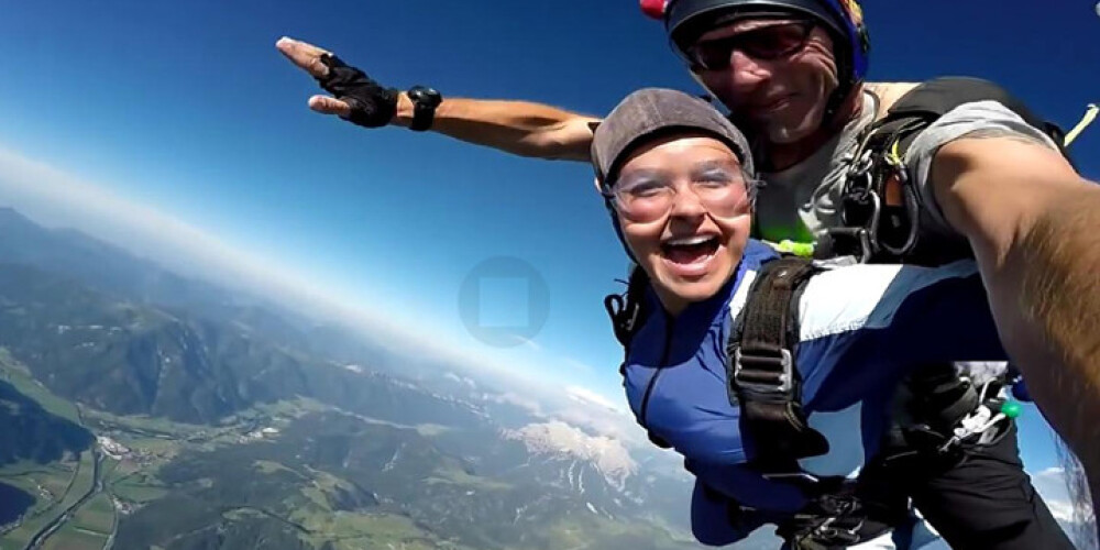 Жена Владимира Кличко прыгнула с парашютом