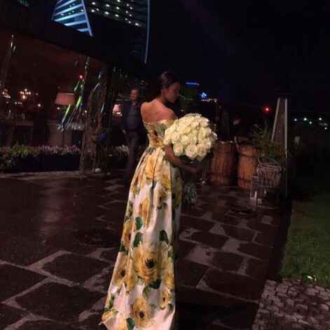 Романец снова позирует с букетом цветов