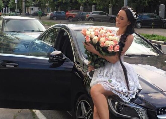 Виктория Романец похвасталась роскошным букетом роз, подаренным новым ухажером