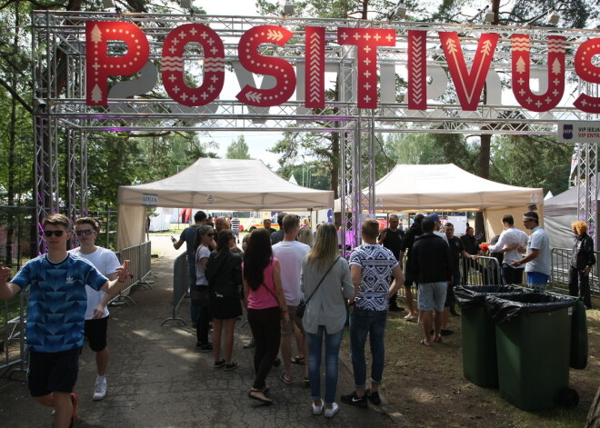 Uz festivālu "Positivus 2016" plūst ļaužu tūkstoši