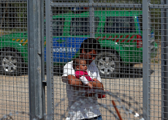 Serbija negrasās kļūt par pieturvietu, migrantu izraidīšanā iesaistīs armiju. FOTO