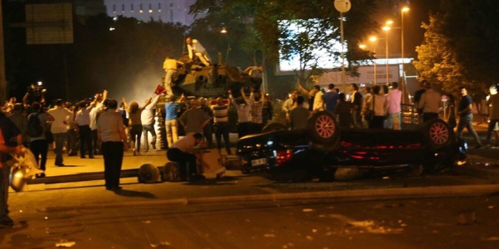 Страшная ночь в Турции: 60 погибших, огонь в небе и на земле. ФОТО