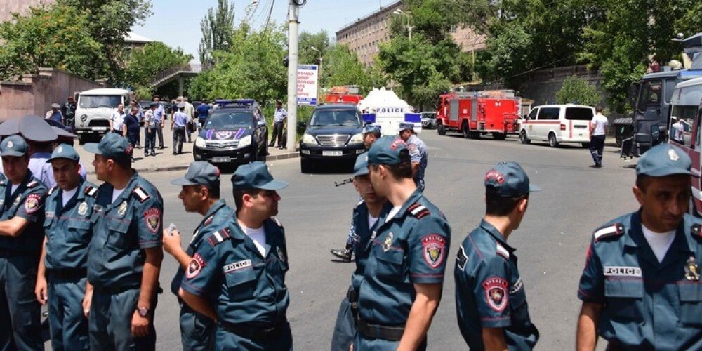 Bruņots grupējums Armēnijas galvaspilsētā ieņem policijas ēku un sagrābj ķīlniekus
